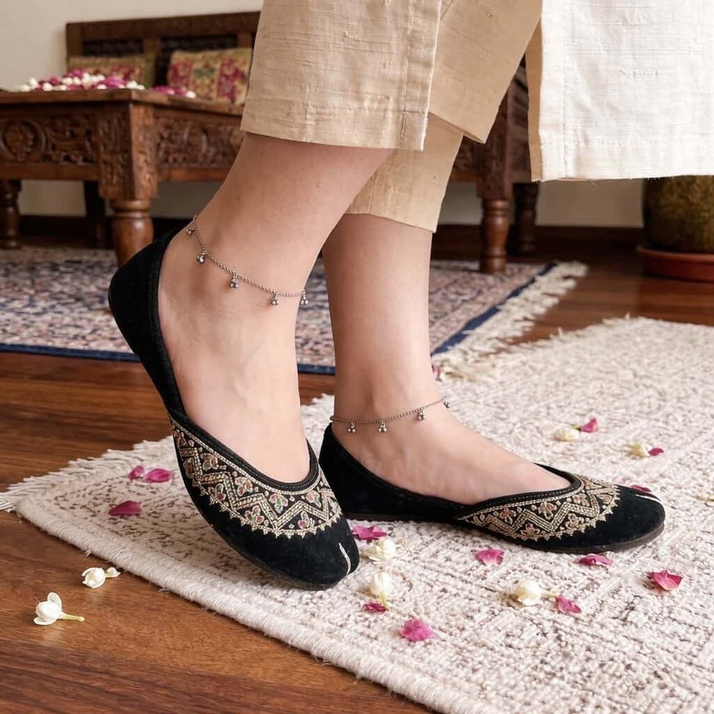 Black Velvet Embroidered Jutti