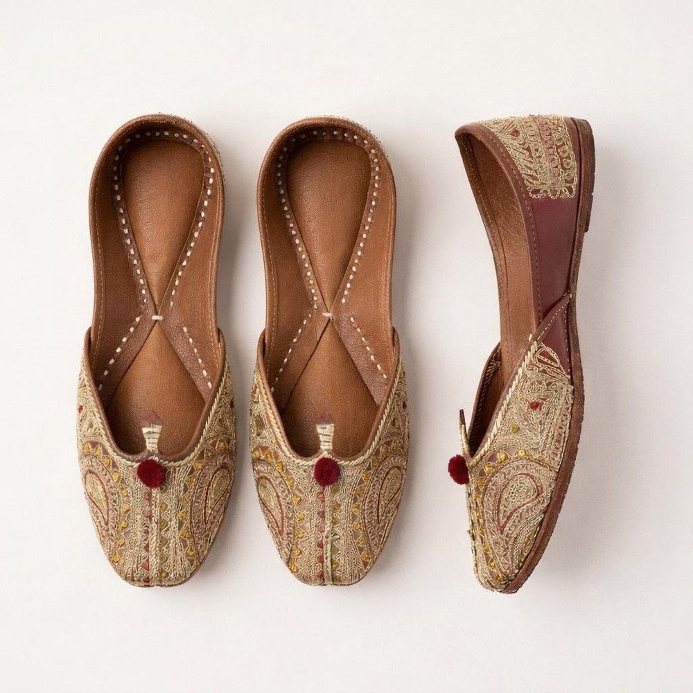 Side view of Pakistani Zari Charm Jutti highlighting intricate zari embroidery and pure leather craftsmanship